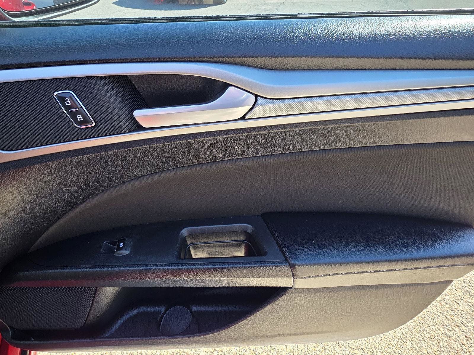 Used 2020 Ford Fusion SE FWD image 28