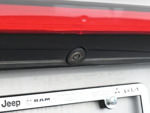 Used 2024 Chrysler Pacifica Select image 40