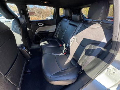 Used 2025 Jeep Compass Limited image 33