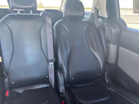 Used 2026 Kia Carnival FWD image 40