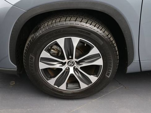 Used 2021 Toyota Highlander XLE FWD image 21