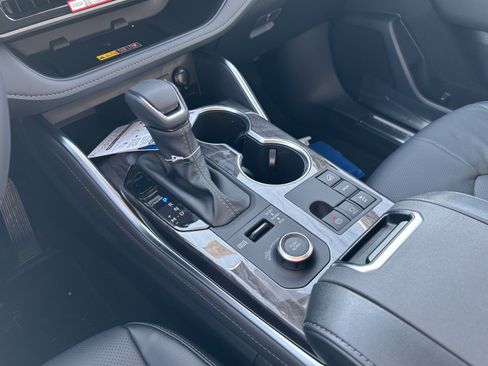 New 2026 Toyota Highlander Limited image 9