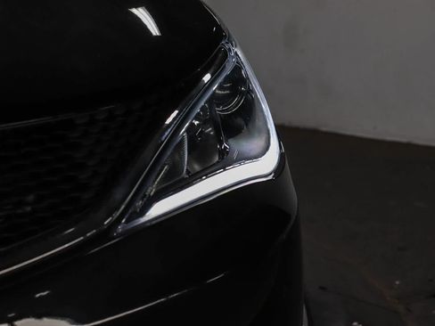 Used 2019 Chrysler Pacifica Limited w/ Advanced Safetytec Group FWD image 7