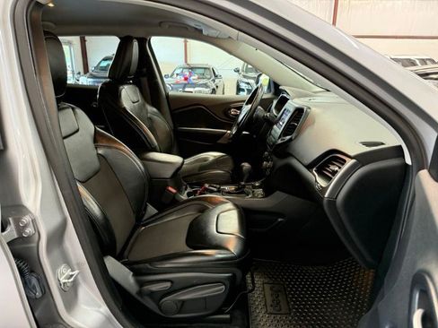 Used 2019 Jeep Cherokee Latitude Plus w/ Cold Weather Group AWD/4WD image 24