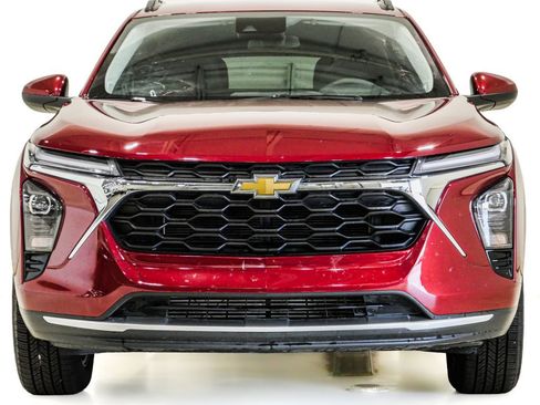 Used 2025 Chevrolet Trax LT FWD image 2