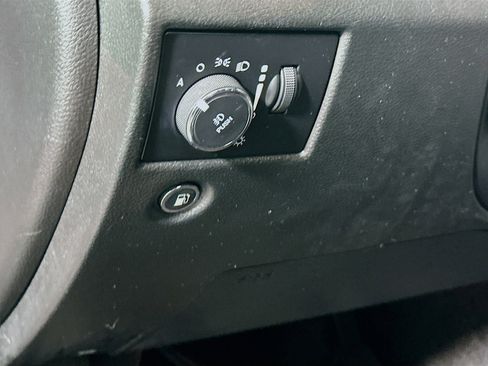 Used 2018 Jeep Grand Cherokee Laredo image 16