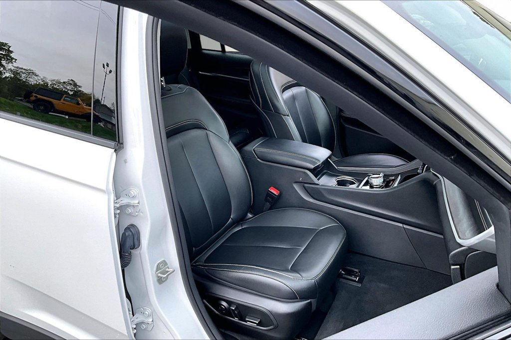 Used 2023 Jeep Grand Cherokee Limited w/ Black Appearance Package AWD/4WD image 29