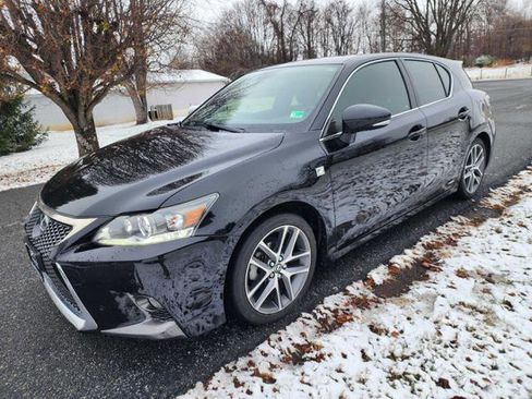 Used 2017 Lexus CT 200h image 2