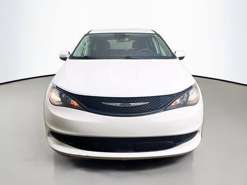 Used 2023 Chrysler Voyager LX FWD image 2