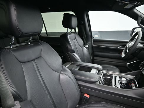 Used 2024 Jeep Wagoneer L Series II image 21