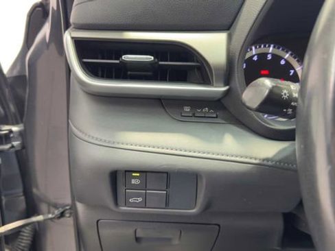 Used 2020 Toyota Highlander LE FWD image 33