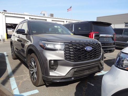 Used 2025 Ford Explorer ST-Line image 1