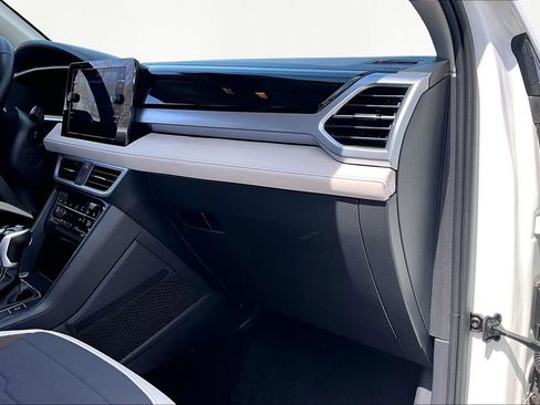 Used 2025 Volkswagen Taos SE image 17