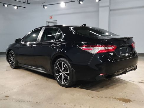 Used 2020 Toyota Camry SE image 5