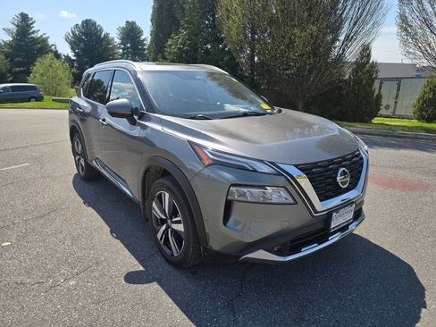 Used 2021 Nissan Rogue Platinum image 2