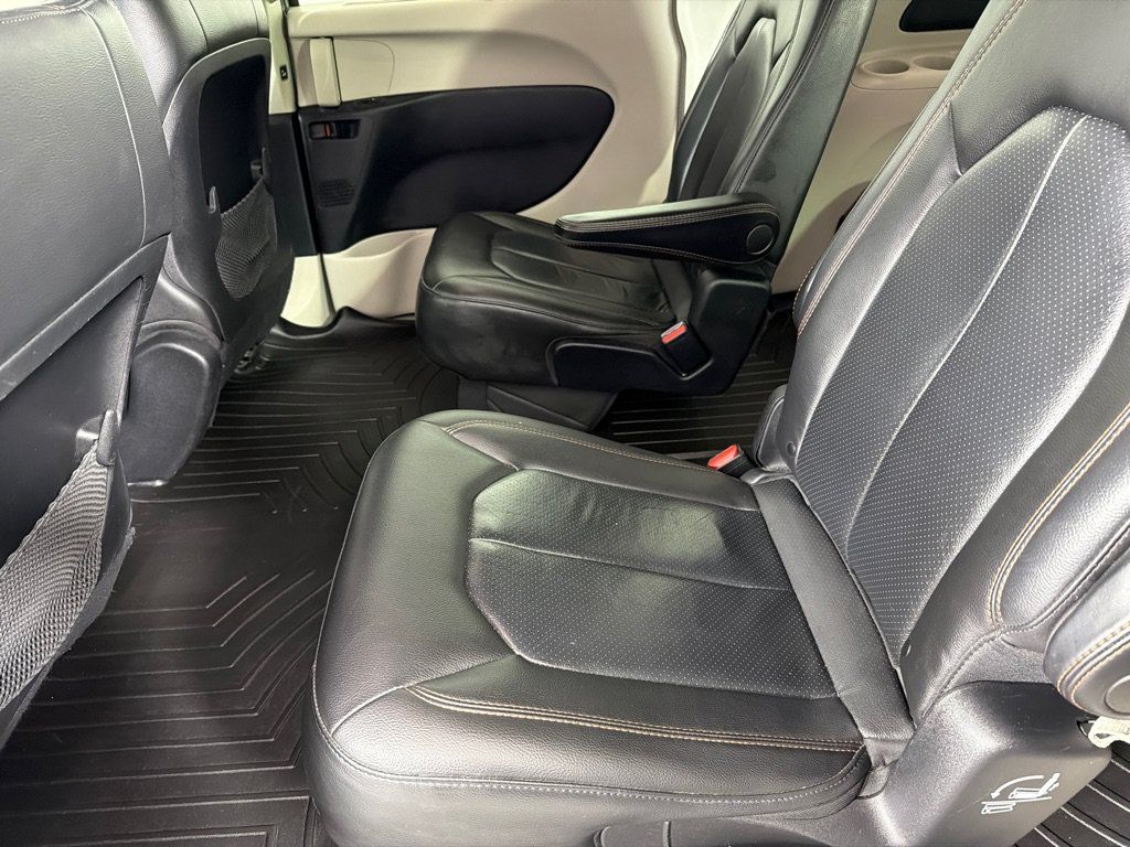 Used 2020 Chrysler Pacifica Touring-L FWD image 17