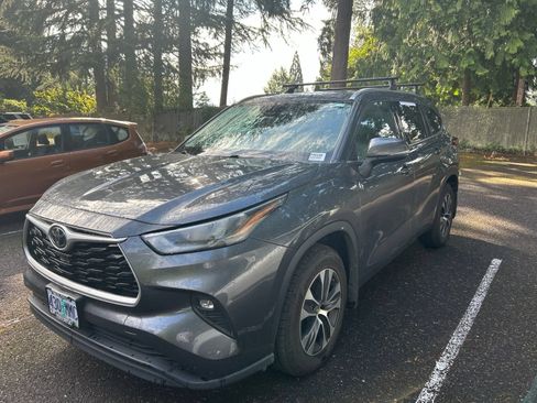 Used 2020 Toyota Highlander XLE AWD/4WD image 1