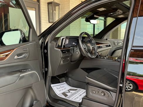 Used 2023 Cadillac Escalade Premium Luxury AWD/4WD image 23