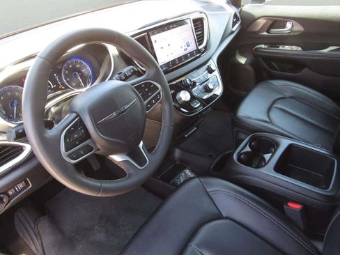 Used 2025 Chrysler Pacifica Select FWD image 17
