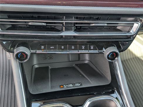Used 2025 Chevrolet Traverse Z71 w/ LPO, Floor Liner Package AWD/4WD image 30