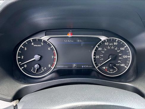 Used 2025 Nissan Altima 2.5 SV FWD image 12