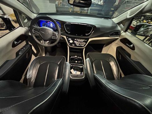 Used 2023 Chrysler Pacifica Limited FWD image 5