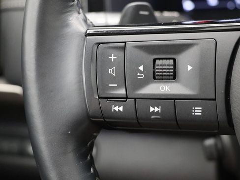 Used 2023 Nissan Pathfinder Platinum image 17