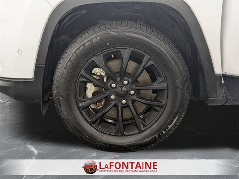 Certified 2023 Jeep Cherokee Altitude Lux image 31