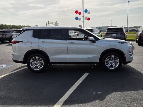 Used 2024 Mitsubishi Outlander ES FWD image 13