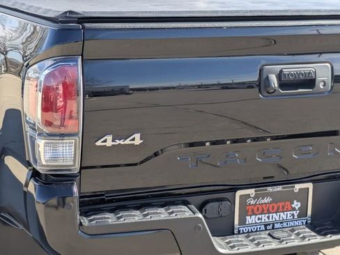 Used 2022 Toyota Tacoma Limited image 9