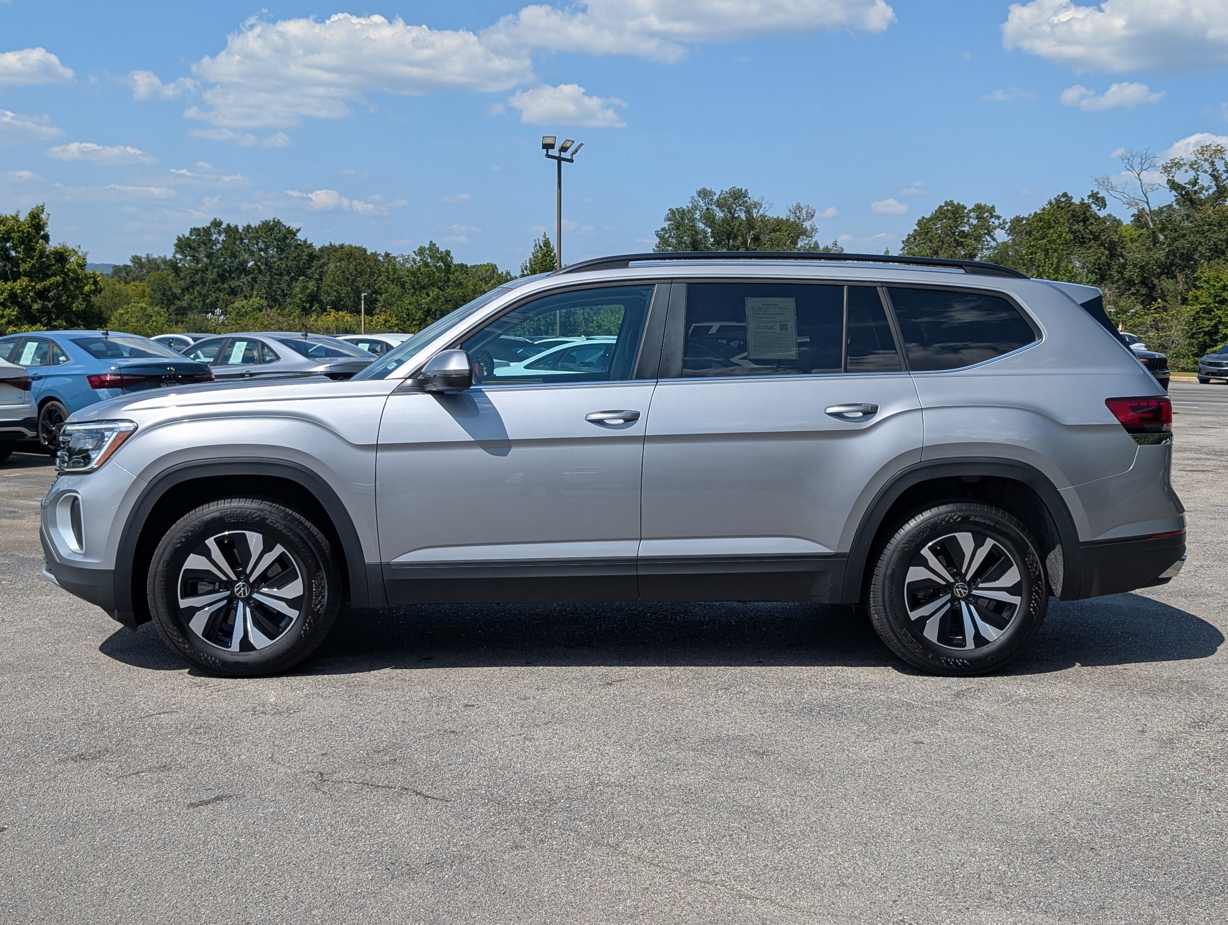 Used 2025 Volkswagen Atlas SE FWD image 8