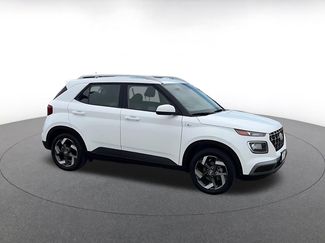 Used 2025 Hyundai Venue SEL video 2