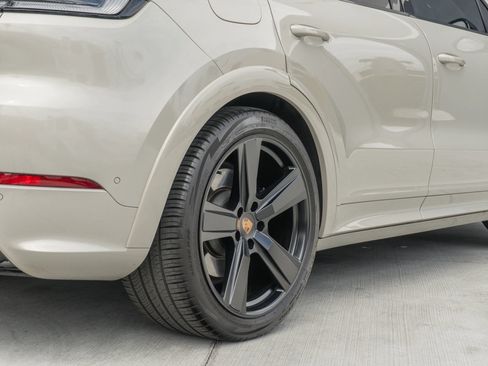 Used 2025 Porsche Cayenne GTS AWD/4WD image 43