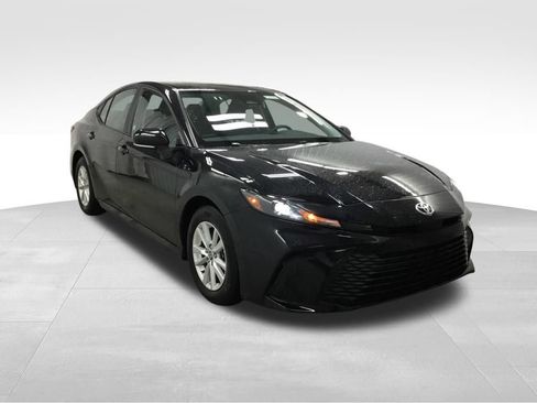 Used 2025 Toyota Camry SE FWD image 2