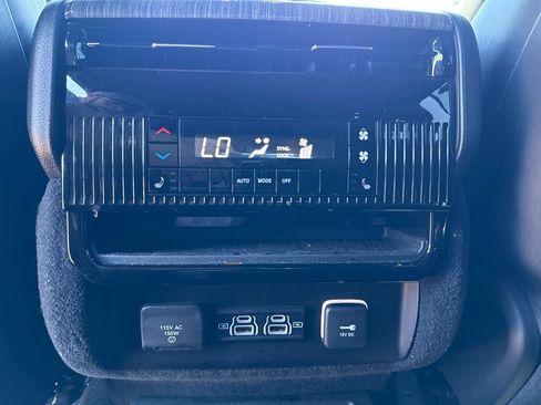 Used 2022 Jeep Wagoneer Series III w/ Rear Seat Entertainment Group AWD/4WD image 21
