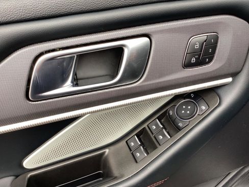 Used 2025 Ford Explorer ST image 27