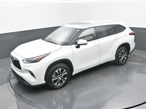 Used 2022 Toyota Highlander XLE image 32
