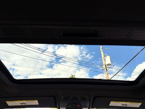 Used 2018 BMW 330e image 18