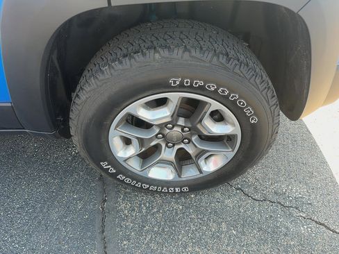 Used 2019 Jeep Cherokee Trailhawk image 9