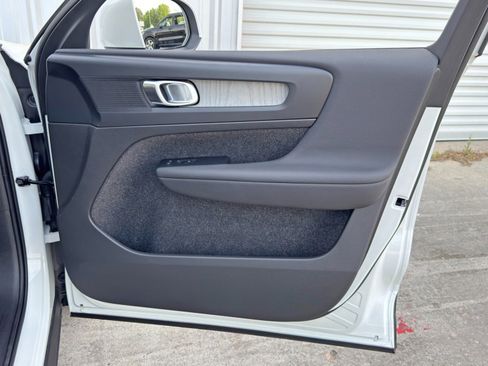 Used 2023 Volvo XC40 B4 Core w/ Convenience Package image 42