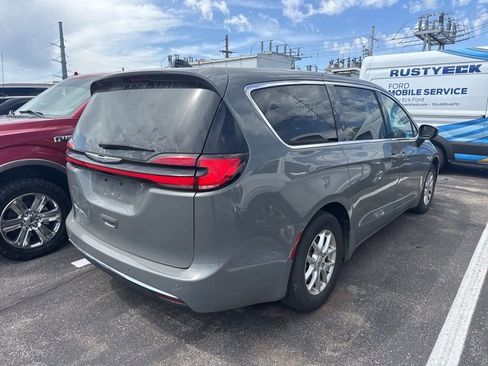 Used 2023 Chrysler Pacifica Touring-L image 2