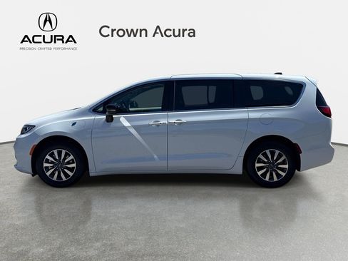 Used 2024 Chrysler Pacifica Limited FWD image 2