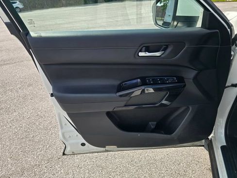 Used 2022 Nissan Pathfinder SV AWD/4WD image 9