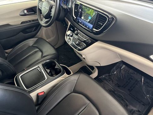 Used 2023 Chrysler Pacifica Touring-L image 16