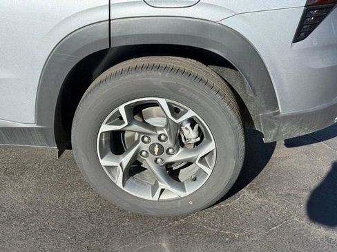 Used 2025 Chevrolet Trax LT w/ Driver Confidence Package image 4