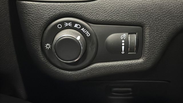 Used 2020 Jeep Cherokee Latitude AWD/4WD image 27