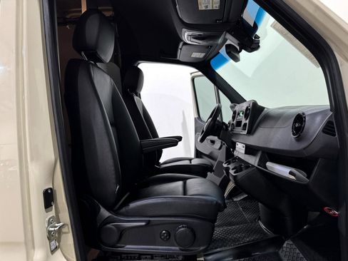 Used 2022 Mercedes-Benz Sprinter 2500 image 12