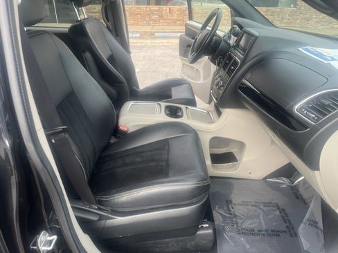 Used 2018 Dodge Grand Caravan SXT image 30