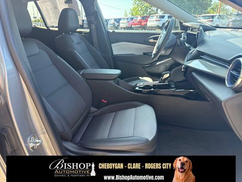 Used 2025 Chevrolet Trax LT FWD image 19