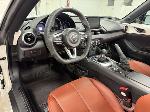 Used 2023 MAZDA MX-5 Miata Grand Touring RWD image 4